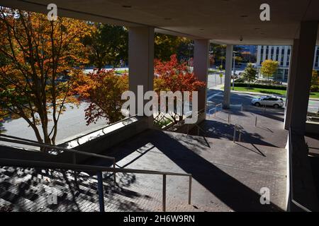 Il sole getta lunghe ombre in una scala sotto un edificio governativo sul complesso Halifax Mall a Raleigh, NC. Foto Stock