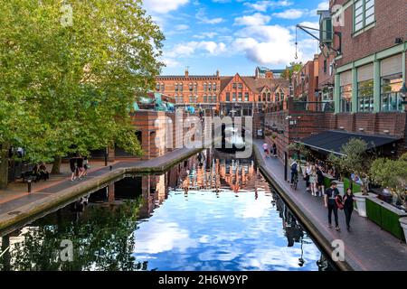 Canale di Birmingham (tecnicamente la linea principale delle Navigazioni del canale di Birmingham). Con i suoi sentieri e ponti, è un ottimo modo per esplorare la città. Foto Stock