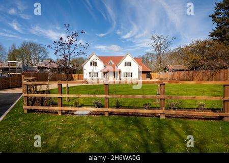 Clavering, Inghilterra - 6 Aprile 2020: Nuova casa moderna costruita in uno stile tradizionale vicino al completamento e non occupata con giardino paesaggistico Foto Stock