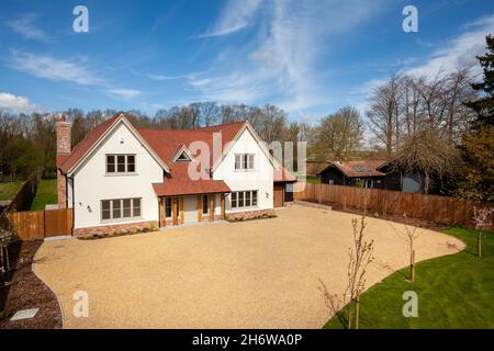 Clavering, Inghilterra - 6 aprile 2020: Vista elevata dall'altezza del tetto di nuovissima casa moderna costruita in uno stile tradizionale prossimo completamento Foto Stock