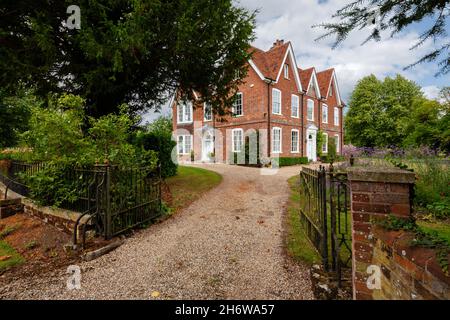 Wimbish, Inghilterra - Luglio 30 2019: Wimbish Old Vicarage Inghilterra visto attraverso i cancelli d'ingresso lungo una strada in ghiaia presa da un'autostrada pubblica Foto Stock