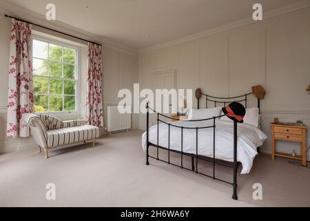 Wimbish, Inghilterra - Luglio 30 2019: Camera da letto in casa d'epoca inglese con splendidamente decorate e inondate di luce da grande finestra a battente. Foto Stock