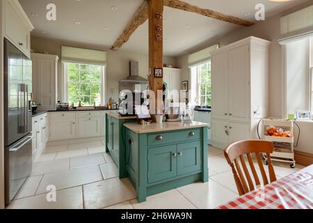 Wimbish, Inghilterra - Luglio 30 2019: Cucina Country House con unità abitative, elettrodomestici, penisola e finestra a due aspetti Foto Stock