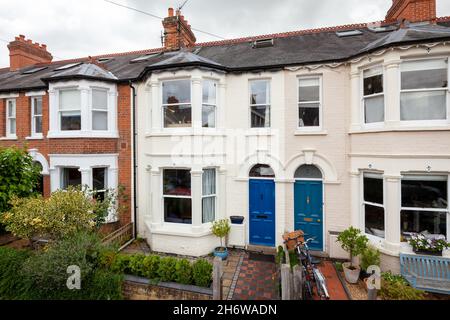 Cambridge, Inghilterra - Agosto 15 2019 Bay fronted casa a schiera vittoriana in strada di simili case tradizionali britanniche prese dall'autostrada pubblica Foto Stock