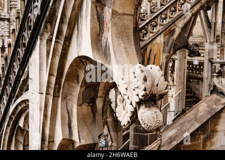 Decorazioni floreali sui tetti ad arco del Duomo. Italia, Milano Foto Stock