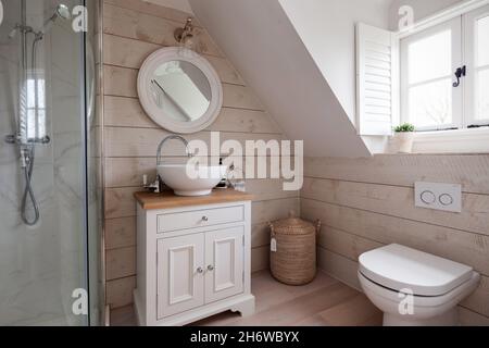 Bagno con doccia e soffitto spiovente Foto Stock