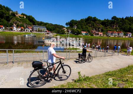 La Svizzera sassone è ricca di turisti, turisti della valle del fiume Elba, persone in attesa di imbarcare il traghetto a Kurort Rathen, Germania, persone che spingono le biciclette Foto Stock