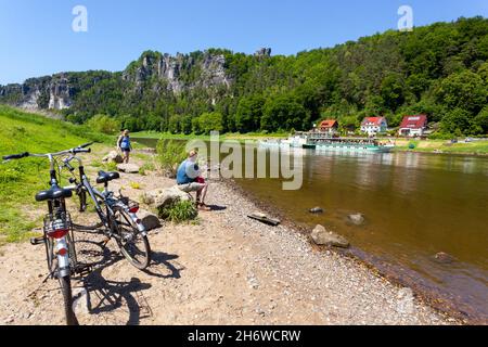 Vista panoramica sul fiume Elba Germania Valle dell'Elba in Sassonia Svizzera gente a riva che guarda la barca e le scogliere di arenaria Foto Stock
