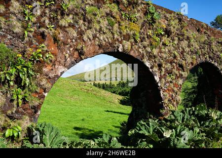 L'Aquadotto 'Muro das nove Janelas' si trova ad un'altezza di 760 metri vicino a Caldeira das Sete Cidades sulla costa occidentale di Sao Miguel. Questo Muro Foto Stock
