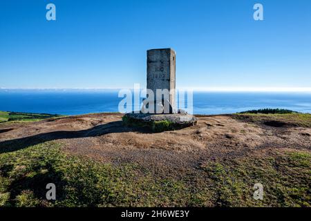 Pietra a Pico da Cruz, Caldeira das Sete Cidades, Isola di São Miguel, Azzorre, Aores, Portogallo, Europa. Foto Stock
