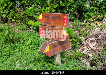 Segnaletica per escursioni a Caldeira das Sete Cidades, isola di São Miguel, Azzorre, Aores, Portogallo, Europa. Foto Stock