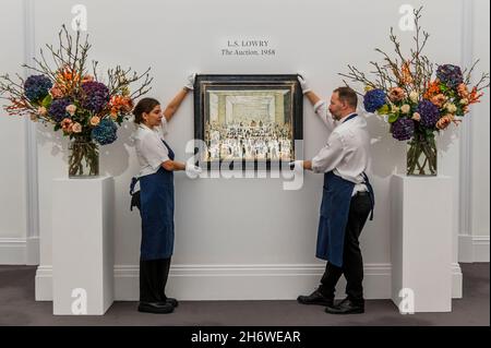 Londra, Regno Unito. 18 Nov 2021. LS Lowry, The Auction, est £1.2-1.8m - Anteprima per la vendita moderna britannica e irlandese a Sotheby's London. La vendita avrà luogo il 23 novembre. Credit: Guy Bell/Alamy Live News Foto Stock