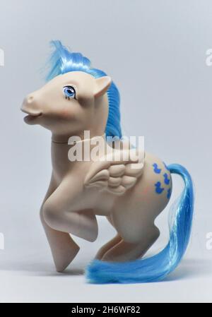 Figurine vintage di Duck Sprinkles degli anni '80 My Little Pony Series di Hasbro su sfondo bianco Foto Stock