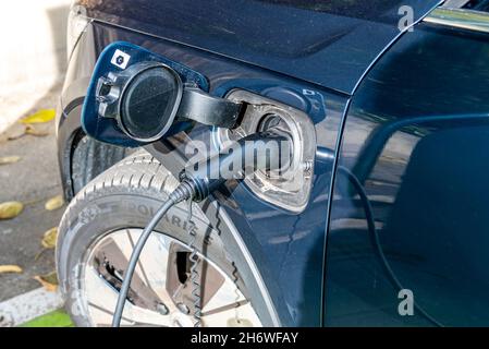 Bra, Cuneo, Piemonte, Italia - 28 ottobre 2021: Auto in carica presso la stazione di ricarica per auto elettriche Foto Stock