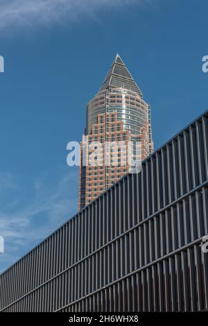 Vista sul Messetower alla fiera di Francoforte, Germania Foto Stock