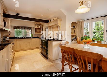 Stradosall, England Suffolk - 9 settembre 2019: Sala da pranzo Open Plan Kitchen con unità in stile tradizionale in casa britannica Foto Stock