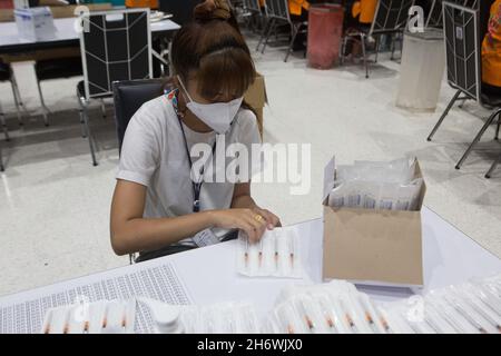 Nonthaburi, Tailandia. 18 Nov 2021. Il personale medico sta preparando delle siringhe per i farmacisti da confezionare per il vaccino Pfizer. (Foto di Atiwat Siltamethanont/Pacific Press) Credit: Pacific Press Media Production Corp./Alamy Live News Foto Stock