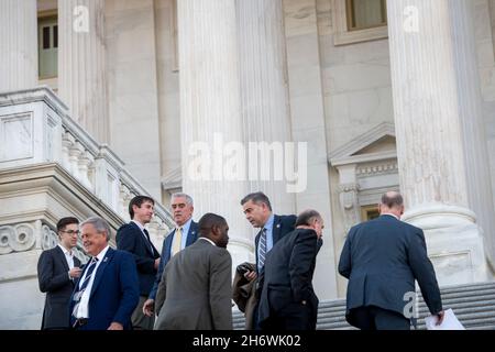 Washington, Stati Uniti d'America. 17 novembre 2021. I membri del Congresso camminano sulla House East Front Steps durante un voto per censura il Rappresentante degli Stati Uniti Paul A. Gosar (repubblicano dell'Arizona) e per rimuoverlo dalle commissioni, al Campidoglio degli Stati Uniti a Washington, DC, mercoledì 17 novembre 2021. Credit: Rod Lammey/CNP/Sipa USA Credit: Sipa USA/Alamy Live News Foto Stock