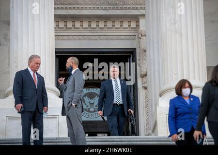 Washington, Stati Uniti d'America. 17 novembre 2021. Il rappresentante degli Stati Uniti Jody Hice (repubblicano della Georgia) cammina lungo la House East Front Steps durante un voto per censura il rappresentante degli Stati Uniti Paul A. Gosar (repubblicano dell'Arizona) e per rimuoverlo dai comitati, al Campidoglio degli Stati Uniti a Washington, DC, mercoledì 17 novembre 2021. Credit: Rod Lammey/CNP/Sipa USA Credit: Sipa USA/Alamy Live News Foto Stock