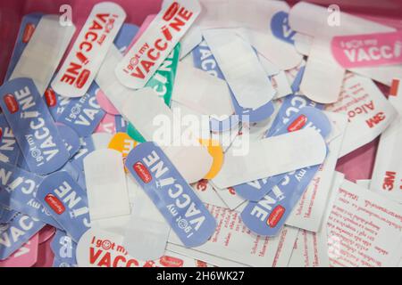 Nonthaburi, Tailandia. 18 Nov 2021. Un cerotto medico che dice che sono stato vaccinato. (Foto di Atiwat Siltamethanont/Pacific Press) Credit: Pacific Press Media Production Corp./Alamy Live News Foto Stock