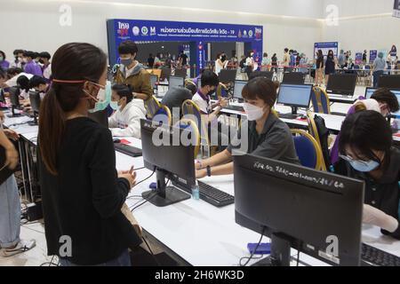 Nonthaburi, Tailandia. 18 Nov 2021. Il personale medico si sta registrando per raccogliere la storia medica di coloro che sono venuti per la vaccinazione. (Foto di Atiwat Siltamethanont/Pacific Press) Credit: Pacific Press Media Production Corp./Alamy Live News Foto Stock