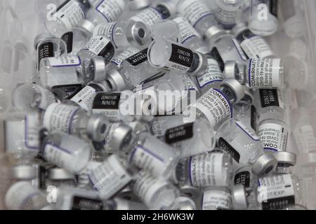 Nonthaburi, Tailandia. 18 Nov 2021. Vuoto Pfizer vaccini dopo la vaccinazione (Foto di Atiwat Siltamethanont/Pacific Press) credito: Pacific Press Media Production Corp./Alamy Live News Foto Stock