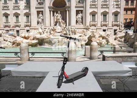 Italia, Roma, 28 maggio 2020 : Presentazione del nuovo servizio scooter in condivisione, durante la fase 2 contrasto al coronavirus (COVID-19), a Fontana di Trevi. Foto Stock