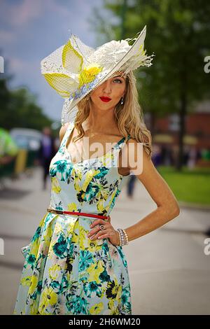 Elegante donna va per un look caldo e soleggiato in Ascot Ladies Day Foto Stock