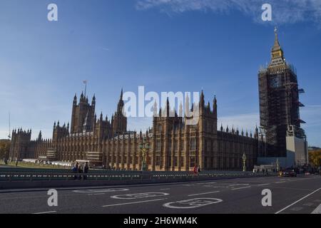 Londra, Regno Unito. 18 novembre 2021. Case del Parlamento e Big ben in una mattinata chiara e soleggiata. Credit: Vuk Valcic / Alamy Live News Foto Stock