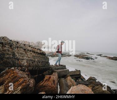 Un giorno alla spiaggia RK esplorando e scattando foto e facendo ricordi Foto Stock