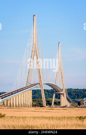 Vista generale del ponte della Normandia, un ponte via cavo sulla Senna che collega le Havre a Honfleur in Francia. Foto Stock