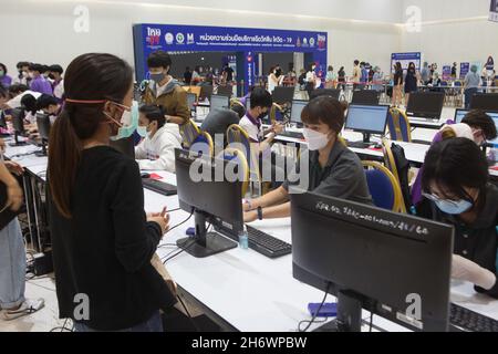 Nonthaburi, Nonthaburi, Tailandia. 18 Nov 2021. Il personale medico si sta registrando per raccogliere la storia medica di coloro che sono venuti per la vaccinazione. (Credit Image: © Atiwat Siltamethanont/Pacific Press via ZUMA Press Wire) Foto Stock