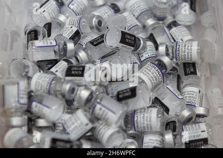 Nonthaburi, Nonthaburi, Tailandia. 18 Nov 2021. Vuoto Pfizer vaccini dopo la vaccinazione (Credit Image: © Atiwat Siltamethanont/Pacific Press via ZUMA Press Wire) Foto Stock