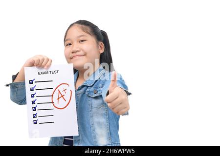 cute studente ragazza intelligente che mostra perfetto grado prove stressate isolato su sfondo bianco, concetto di istruzione Foto Stock