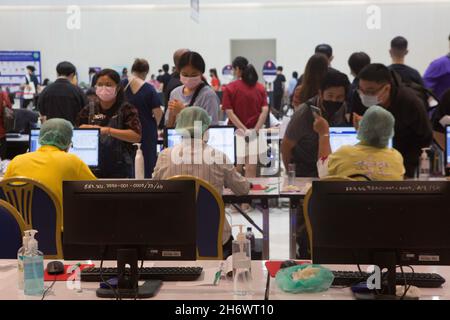 Nonthaburi, Tailandia. 18 Nov 2021. Il personale medico si sta registrando per raccogliere la storia medica di coloro che sono venuti per la vaccinazione. (Foto di Atiwat Siltamethanont/Pacific Press/Sipa USA) Credit: Sipa USA/Alamy Live News Foto Stock