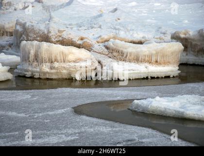 paesaggio invernale vicino al mare, nevoso, interessanti forme di ghiaccio sulla riva del mare, dune coperte da uno strato bianco di neve brillante, inverno Foto Stock