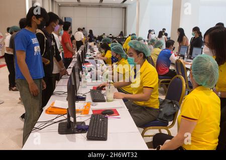 Nonthaburi, Nonthaburi, Tailandia. 18 Nov 2021. Il personale medico si sta registrando per raccogliere la storia medica di coloro che sono venuti per la vaccinazione. (Credit Image: © Atiwat Siltamethanont/Pacific Press via ZUMA Press Wire) Foto Stock