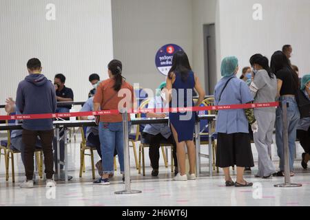 Nonthaburi, Tailandia. 18 Nov 2021. Il personale medico si sta registrando per raccogliere la storia medica di coloro che sono venuti per la vaccinazione. (Foto di Atiwat Siltamethanont/Pacific Press/Sipa USA) Credit: Sipa USA/Alamy Live News Foto Stock