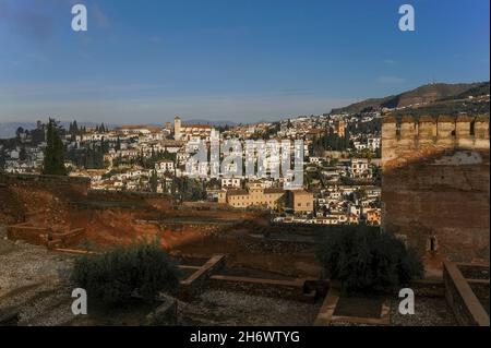 Vista della Chiesa di San Nicolas e del quartiere Albaicín della città di Granada in Spagna, dal Palazzo dell'Alhambra Foto Stock