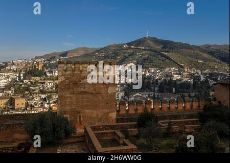 Vista del Distretto Sacromonte della Città di Granada in Andalusia, Spagna, dal Palazzo dell'Alhambra Foto Stock