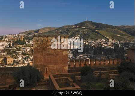 Sacromonte, il quartiere Roma della città di Granada, Andalusia, Spagna, vista dal Palazzo dell'Alhambra Foto Stock