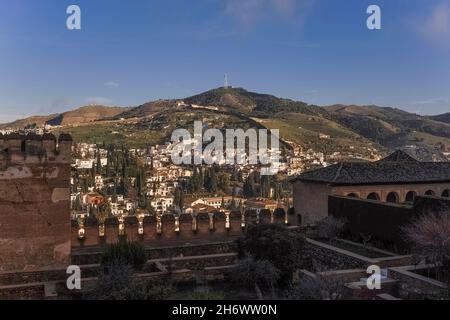 Sacromonte, sede della fiorente comunità ROM della città di Granada, Andalusia, Spagna, vista dal Palazzo dell'Alhambra Foto Stock