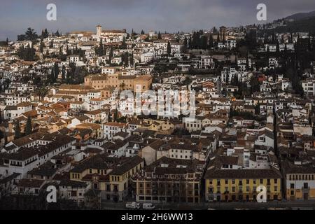 Il quartiere Albaicín della città di Granada, Andalusia, Spagna, con il campanile della chiesa di San Nicolas del XVI secolo, costruita in stile Mudéjar e gotico, che si innalza a metà distanza Foto Stock