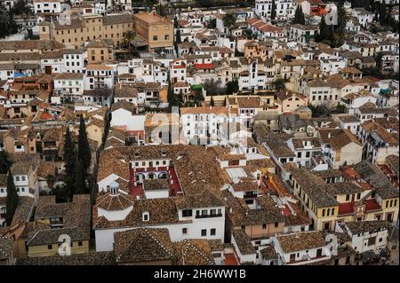 Il distretto Albaicín della città di Granada, Andalusia, Spagna, con il Monasterio de San Bernardo, casa delle monache cistercensi, in primo piano Foto Stock