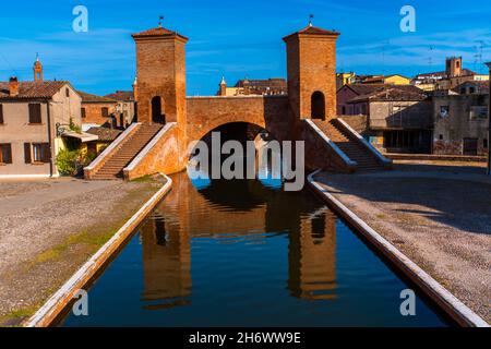 Vista sulla pittoresca cittadina di Comacchio, con edifici e canali, come la Venezia più famosa Foto Stock