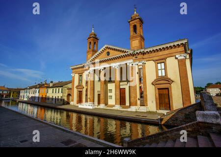 Vista sulla pittoresca cittadina di Comacchio, con edifici e canali, come la Venezia più famosa Foto Stock