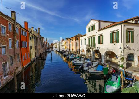 Vista sulla pittoresca cittadina di Comacchio, con edifici e canali, come la Venezia più famosa Foto Stock