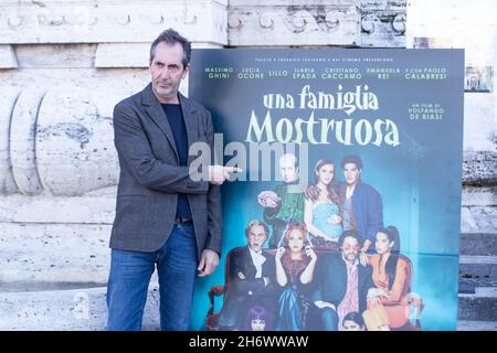 18 novembre 2021, Roma, Italia: Paolo Calabresi partecipa alla fotocellula a Roma del film italiano ''una Famiglia Mostruosa' (Credit Image: © Matteo Nardone/Pacific Press via ZUMA Press Wire) Foto Stock