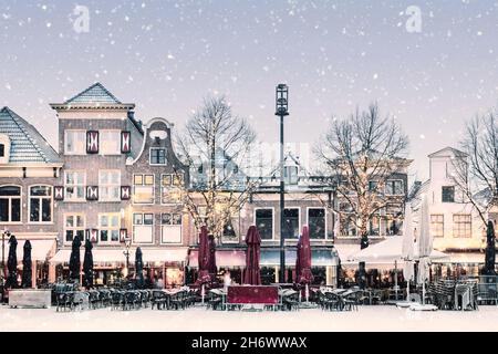 Vista invernale sulla neve del famoso Waagplein olandese con pub e ristoranti nel centro della città di Alkmaar, Paesi Bassi Foto Stock