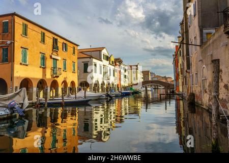 Vista sulla pittoresca cittadina di Comacchio, con edifici e canali, come la Venezia più famosa Foto Stock